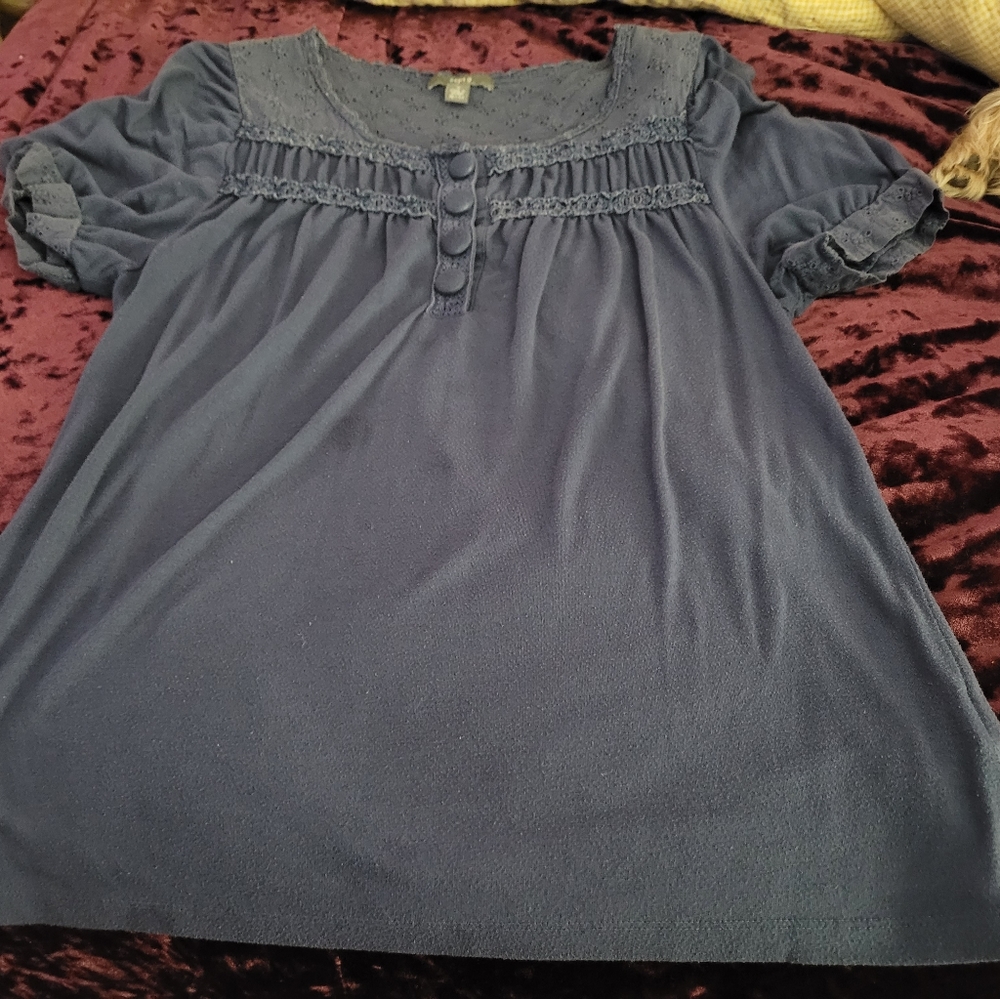 Apt 9 Top